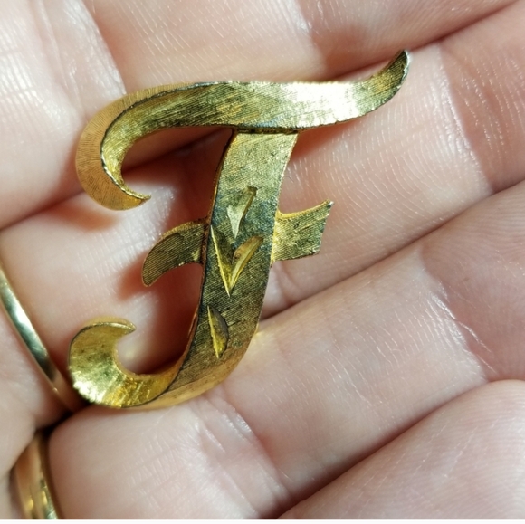 Vintage letter F brooch Mamselle textured gold tone pin initial alphabet - Picture 6 of 6